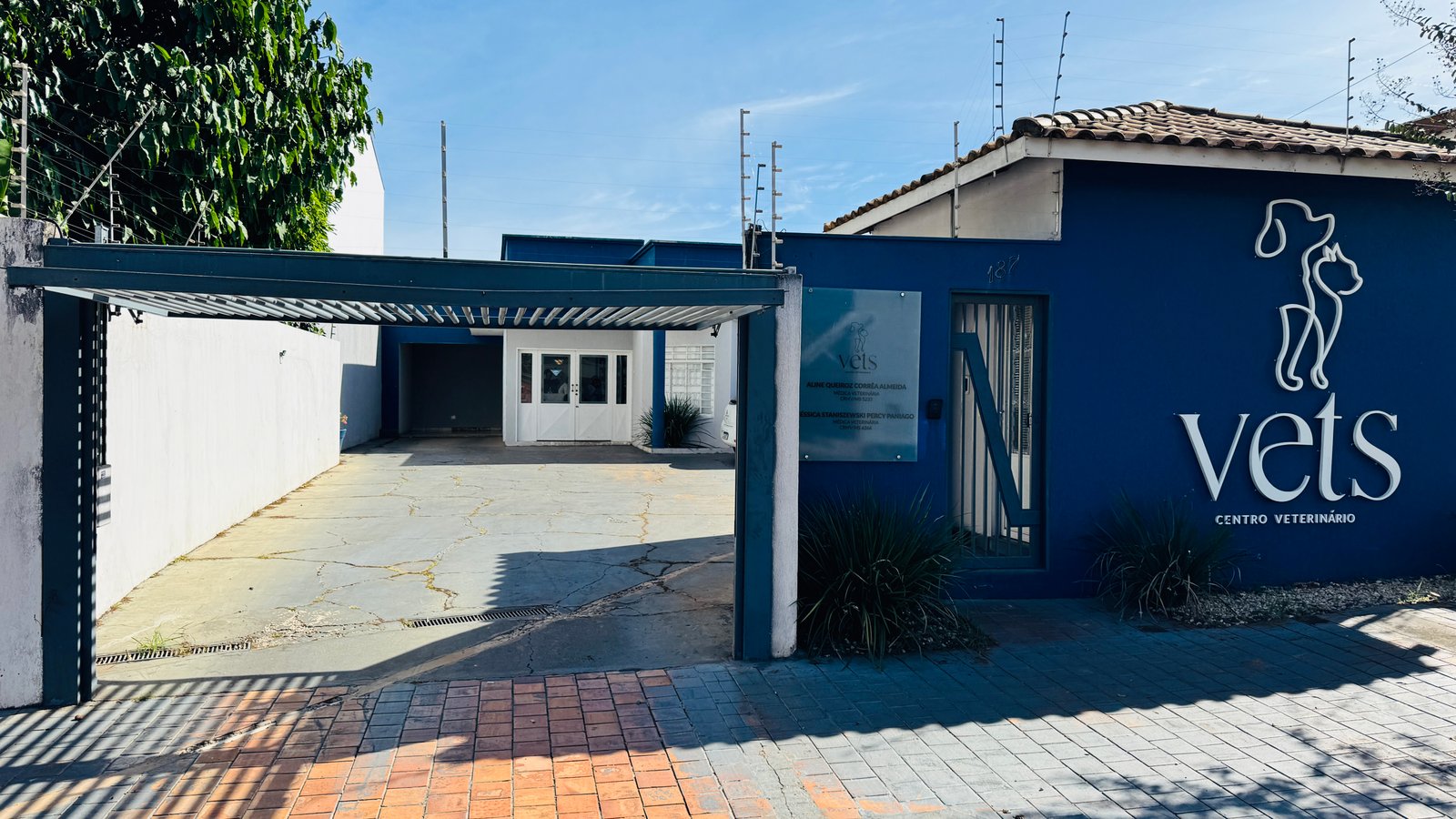 Fachada exterior moderna iluminada da clínica Vets Centro Veterinário 24h em Campo Grande MS