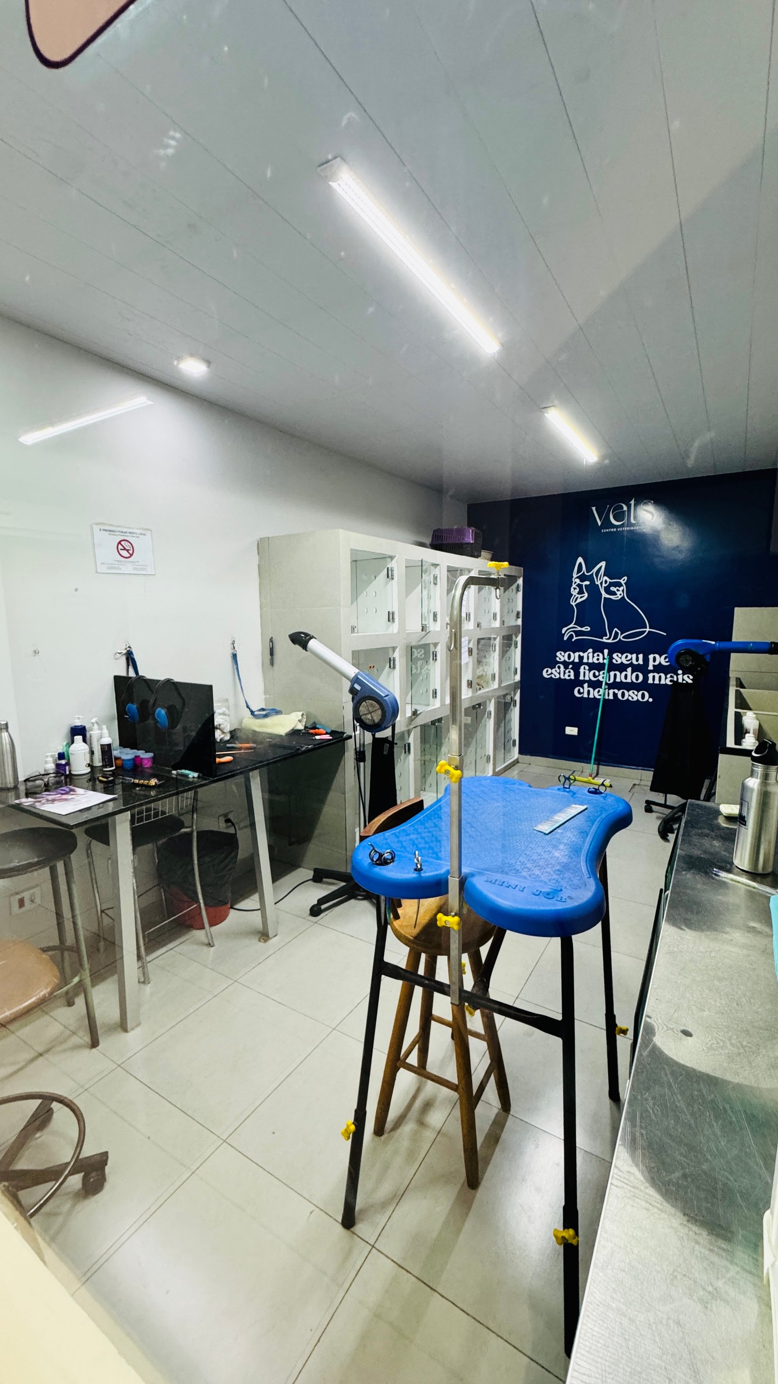 Mesa de avaliação diagnóstica equipada na clínica Vets 24h